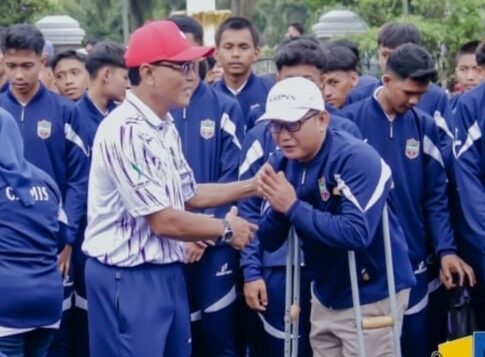 Keterangan Foto, Bupati Ciamis, Dr. H Herdiat Sunarya bersalaman dengan Ketua NPCI Kabupaten Ciamis, Oman Heryadi usai upacara HAORNAS, Kamis (11/09/2025). di halaman Pendopo Bupati Ciamis.
