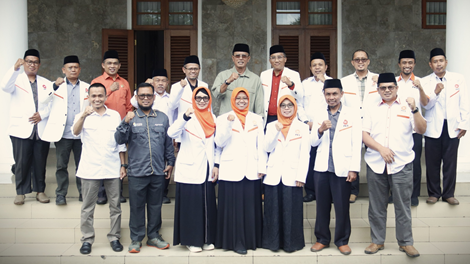 Keterangan Foto: Bupati Ciamis, Herdiat Sunarya melakukan foto bersama dengan jajaran pengurus PKS Kabupaten Ciamis di depan Pendopo Bupati, Senin (15/09/2025).