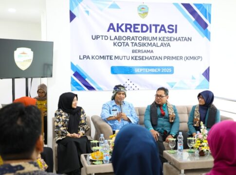 Ket foto : Wakil Wali Kota Dicky Candra bersama Sekretaris Dinkes Suryaningsih, saat berada di UPTD Labkesmas Kota Tasikmalaya (fokusjabar /Seda)
