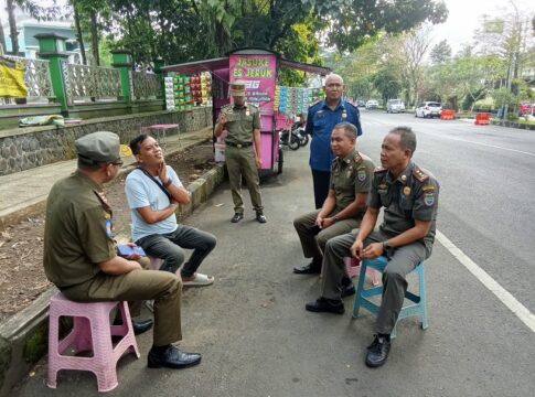 Ketpot: Langkah Persuasif yang dilakukan Kasat pol PP Ciamis saat melakukan penertiban para pedagang kaki lima yang melanggar Perda K3 di Komplek Islamis Center Ciamis
