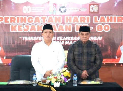 Kepala Kejaksaan Negeri Kabupaten Tasikmalaya, Agus Khausal Alam, SH, MH (kiri), berfoto bersama Ketua Majelis Pendekar Pimpinan Pusat PSNU Pagar Nusa sekaligus Pimpinan Pondok Pesantren Cipasung KH. Ubaidillah Ruhiat.