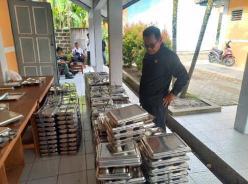 Anggota Komisi D DPRD Ciamis dari Fraksi PDIP, Zaenal saat memantau Dapur penyedia MBG untuk siswa SMPN 4 Pamarican