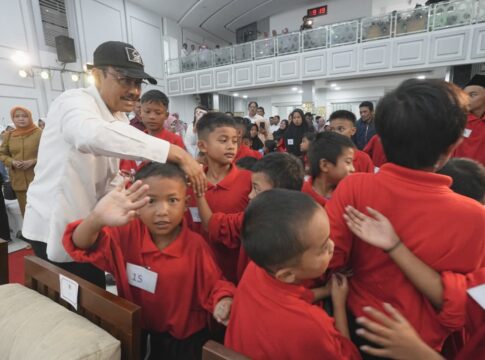 Keterangan Foto : Menteri Sosial Saifullah Yusuf (Gus Ipul) saat meninjau Sekolah Rakyat Menengah Terintegrasi (SRT) 42 Bandung, Jawa Barat, Senin (27/10/2025). Dalam kunjungannya, Gus Ipul berdialog dengan orang tua siswa dan siswa Sekolah Rakyat. Foto: Biro Humas Kemensos/Ikhwan Syah Ishar Keterangan Foto : Menteri Sosial Saifullah Yusuf (Gus Ipul) saat meninjau Sekolah Rakyat Menengah Terintegrasi (SRT) 42 Bandung, Jawa Barat, Senin (27/10/2025). Dalam kunjungannya, Gus Ipul berdialog dengan orang tua siswa dan siswa Sekolah Rakyat. Foto: Biro Humas Kemensos/Ikhwan Syah Ishar