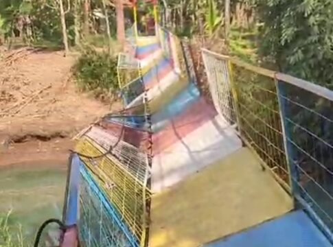 Poto; kondisi jembatan gantung di Dusun Nengklok, Desa Pajaten, Kecamatan Sidamulih, Kabupaten Pangandaran, Jawa Barat roboh.