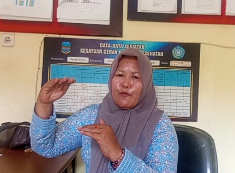 Poto: Emak Irna saat di wawancarai wartawan