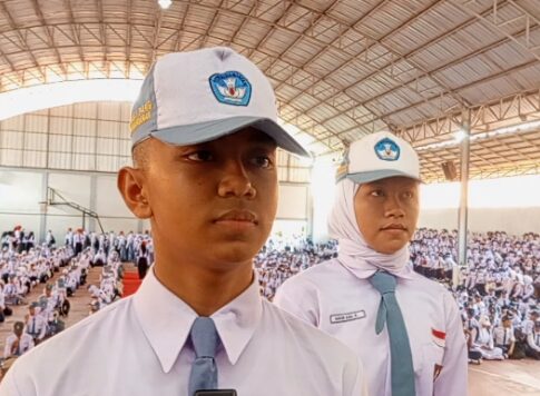 Poto: Pelajar kelas X SMKN 1 Pangandaran Ririn Eka Yuliani dan Azka Ilmi Pasundana siswa SMA 1 Parigi.
