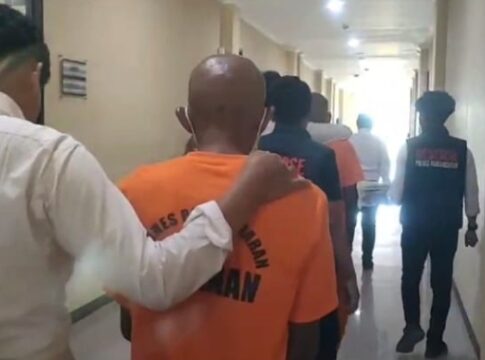 Pelaku saat di giring ke rumah tahanan polres Pangandaran