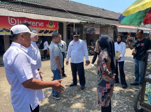 Poto: Bupati Pangandaran Citra Pitriyami saat meninju ke pasar Pananjung