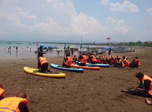 Poto: Suasana seleksi bagi 65 calon taruna-taruni dalam kegiatan pengenalan olahraga Stand-Up Paddle.