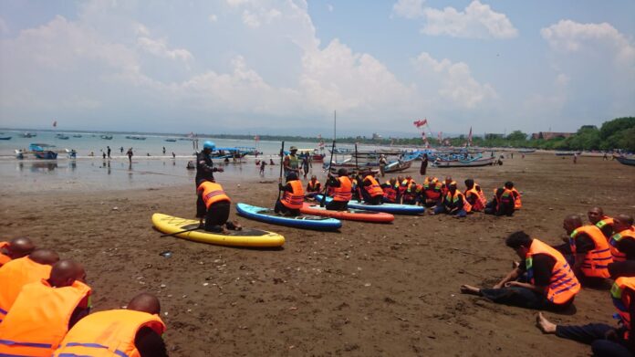 Poto: Suasana seleksi bagi 65 calon taruna-taruni dalam kegiatan pengenalan olahraga Stand-Up Paddle.