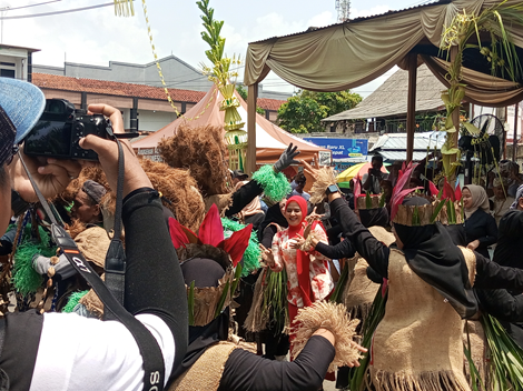 Poto: Bupati Citra terlihat asyik berjoget dengan hiasan Jurig Gorda saat perayaan karnaval milangkala Kabupaten Pangandaran yang ke-13.