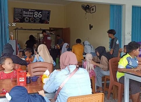 Poto: Suasana di warung bakso seafood 86 di Padaherang.