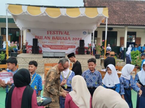 Poto: Suasana festival Bulan Bahasa 2025 di halaman sekolah SMPN 1 Mangunjaya Pangandaran