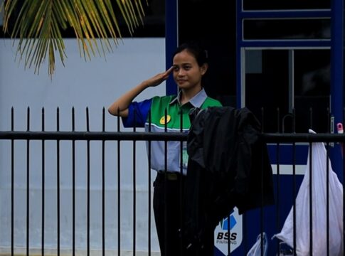 Poto: Petugas parkir di Pangandaran berikan penghormatan saat upacara peringatan Hari Sumpah Pemuda yang ke-97 Poto: Petugas parkir di Pangandaran berikan penghormatan saat upacara peringatan Hari Sumpah Pemuda yang ke-97