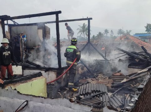 Keterangan Foto: Petugas pemadam kebakaran bersama warga berupaya memadamkan api di rumah milik Siti Hamidah di Kampung Munjul, Desa Cintarakyat, Kecamatan Samarang, Garut, Minggu (5/10/2025). Kebakaran diduga akibat anak bermain korek api.