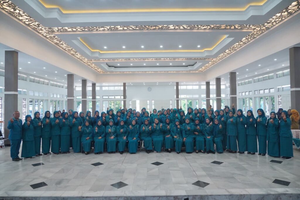 Tim Penggerak Pemberdayaan dan Kesejahteraan Keluarga (TP PKK) Kecamatan se-Kabupaten Garut resmi dilantik pada Senin (6/10/2025) di Gedung Pendopo Garut.