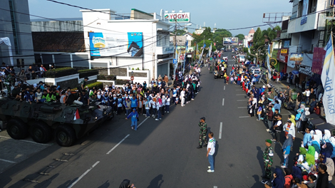 Suasana ramai saat kegiatan bebas kendaraan bermotor (CFD) di Jalan Ahmad Yani Garut beberapa waktu yang menjadi lokasi awal. Dinas Perhubungan Garut kini tengah mempertimbangkan pemindahan lokasi CFD ke Jalan Ibrahim Adjie, karena dinilai memiliki ruas jalan yang lebih panjang dan lebar, demi mengakomodir kegiatan pariwisata dan ekonomi kerakyatan.