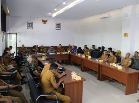 Ketfot: Suasana Rapat Persiapan Pelaksanaan Car Free Day (CFD) dan Car Free Night (CFN) di Aula Kantor Dishub Kabupaten Garut, Selasa (7/10/2025). Rapat forum lalu lintas ini dihadiri berbagai instansi untuk merumuskan kebijakan terbaik dalam mendorong pariwisata dan ekonomi kerakyatan melalui kegiatan bebas kendaraan.