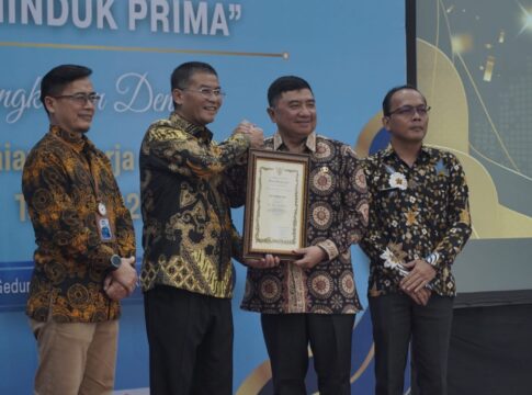 Keterangan Foto : Bupati Garut Abdusy Syakur Amin (kedua dari kanan) menerima penghargaan Adminduk Prima Tahun 2025 di Aula Barat Gedung Sate, Bandung, Rabu (8/10/2025). Penghargaan ini diberikan atas prestasi Kabupaten Garut sebagai Pembina Adminduk Terbaik Kategori Kecil, sementara Disdukcapil Garut juga meraih predikat Adminduk Terbaik Kategori Kecil.(Foto : Diskominfo Kab, Garut)