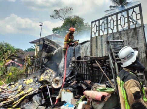 Keterangan Foto: Para petugas pemadam kebakaran berjibaku memadamkan api yang membakar hebat sebuah gudang rongsokan di Kampung Sarjambe, Desa Cangkuang, Kecamatan Leles, Garut, Jawa Barat, pada Sabtu (11/10/2025). Proses pemadaman berlangsung selama enam jam dengan mengerahkan empat unit mobil Damkar.