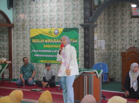 Keterangan Foto : Wakil Bupati Garut, Putri Karlina, memberikan materi dalam Pelatihan Pemberdayaan UMKM Perempuan melalui Aisyiyah Digitalisasi Pemasaran di Madrasah Diniyah Takmiliyah Muhammadiyah, Garut Kota, Minggu (12/10/2025). Dalam kesempatan tersebut, ia menekankan pentingnya semangat belajar yang tak pernah padam bagi pelaku UMKM.