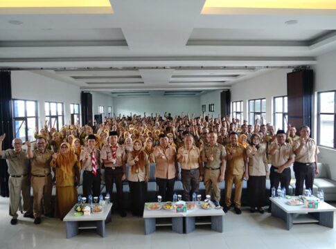 Keterangan Foto : Bupati Garut, Abdusy Syakur Amin, berfoto bersama ratusan Penyuluh Pertanian Lapangan (PPL) dan jajaran Dinas Pertanian usai memberikan arahan di SMKN 12 Garut, Tarogong Kidul, Selasa (14/10/2025). Dalam kesempatan tersebut, Bupati meminta PPL menjadi garda terdepan dalam menjaga swasembada dan stabilitas harga pangan daerah.