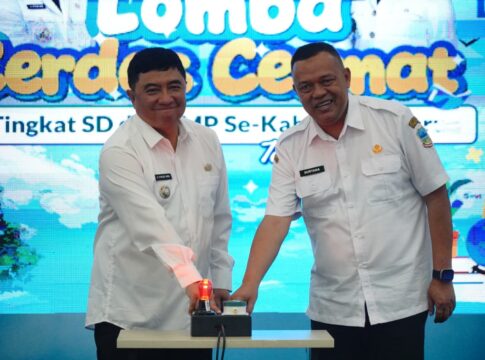 Keterangan Foto: Bupati Garut, Abdusy Syakur Amin (kiri), didampingi Plt. Sekretaris Dinas Pendidikan Kabupaten Garut, Suryana (kanan), saat menekan tombol simbolis pembukaan Lomba Cerdas Cermat (LCC) tingkat SD dan SMP se-Kabupaten Garut Tahun 2025 di Gedung Pendopo, Rabu (15/10/2025). LCC ini bertujuan utama untuk memperkuat literasi dan numerasi pelajar sebagai fondasi menuju Indonesia Emas 2045.