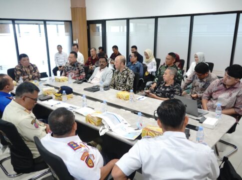 Bupati Garut, Abdusy Syakur Amin (kiri), bersama Vestas Wind Turbine, yang diwakili oleh PT Rancang Bangun Putra Nusantara (RBPN), membahas rencana investasi Pembangkit Listrik Tenaga Bayu (PLTB) di Mal Pelayanan Publik Garut, Rabu (15/10/2025). Rencana investasi ini akan menyasar wilayah pesisir selatan Garut, mencakup Cibalong, Pameungpeuk, dan Cikelet.