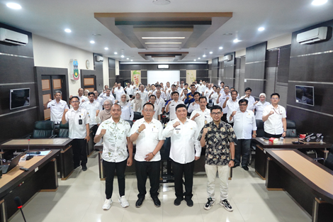 Keterangan Foto: Bupati Garut Abdusy Syakur Amin (kedua dari kiri) dan Plt. Kepala Diskominfo Dang Sani Imansyah (kedua dari kanan), bersama sejumlah peserta dari Satuan Kerja Perangkat Daerah (SKPD) dan pengembang aplikasi, berfoto bersama dalsm kegiatan Peningkatan Layanan Publik dan Diseminasi Informasi Garut Hebat Super Apps di Ruang Rapat Setda Garut, Rabu (15/10/2025). Kegiatan ini menandai komitmen Pemkab Garut untuk mewujudkan transformasi menjadi kota digital yang responsif dan transparan.