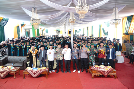 Bupati Garut, Abdusy Syakur Amin (kemeja putih di tengah), berfoto bersama jajaran pimpinan STAI KH. Badruzzaman dan para wisudawan terbaik dalam acara Sidang Terbuka Senat STAI KH. Badruzzaman di Garut.