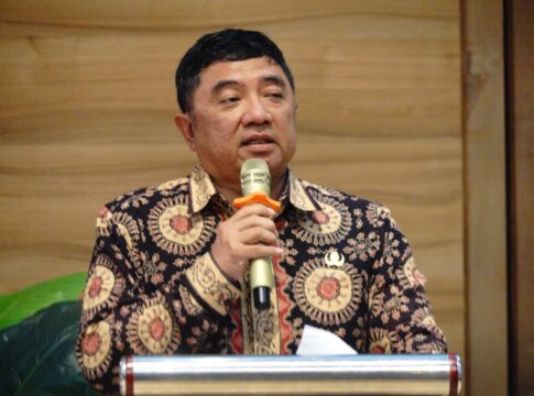 Keterangan Foto : Bupati Garut, Abdusy Syakur Amin, menyampaikan sambutan sekaligus apresiasi terhadap Aplikasi Sistem Informasi Kearsipan Dinamis Terintegrasi (SRIKANDI) dalam acara Penguatan Penggunaan Aplikasi Srikandi di Auditorium Prof. Dr. Aam Hamdani Kampus 4 Uniga, Rabu (15/10/2025). Bupati menyebut Srikandi telah meningkatkan efisiensi administrasi dan menjamin transparansi pemerintahan.
