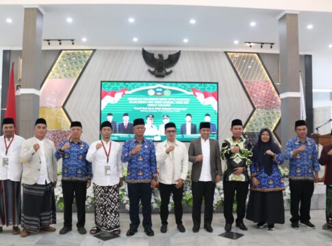 Keterangan Foto: Sekretaris Daerah (Sekda) Kabupaten Garut, Nurdin Yana (tengah, mengenakan batik korpri), bersama Kepala Kantor Kementerian Agama (Kemenag) Kabupaten Garut, Saepulloh berfoto bersama usai pembukaan Perlombaan Santri Antar Pesantren dalam Rangka Hari Santri Nasional Tahun 2025 di Gedung Pendopo, Jumat (17/10/2025). Keterangan Foto: Sekretaris Daerah (Sekda) Kabupaten Garut, Nurdin Yana (tengah, mengenakan batik korpri), bersama Kepala Kantor Kementerian Agama (Kemenag) Kabupaten Garut, Saepulloh berfoto bersama usai pembukaan Perlombaan Santri Antar Pesantren dalam Rangka Hari Santri Nasional Tahun 2025 di Gedung Pendopo, Jumat (17/10/2025).