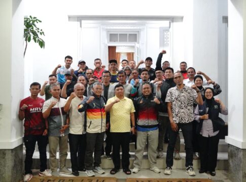 Keterangan Foto: Bupati Garut, Abdusy Syakur Amin (tengah, berbaju kuning), berfoto bersama pengurus Persatuan Bola Voli Seluruh Indonesia (PBVSI) Kabupaten Garut dan elemen masyarakat usai pertemuan silaturahmi di Ruang Rapat Pamengkang, Jumat (17/10/2025). Pertemuan tersebut membahas upaya peningkatan komunikasi dan fokus pada tiga fungsi utama pengembangan olahraga voli di Garut, yakni sukses prestasi, pembentukan karakter, dan pendorong ekonomi lokal. Keterangan Foto: Bupati Garut, Abdusy Syakur Amin (tengah, berbaju kuning), berfoto bersama pengurus Persatuan Bola Voli Seluruh Indonesia (PBVSI) Kabupaten Garut dan elemen masyarakat usai pertemuan silaturahmi di Ruang Rapat Pamengkang, Jumat (17/10/2025). Pertemuan tersebut membahas upaya peningkatan komunikasi dan fokus pada tiga fungsi utama pengembangan olahraga voli di Garut, yakni sukses prestasi, pembentukan karakter, dan pendorong ekonomi lokal.