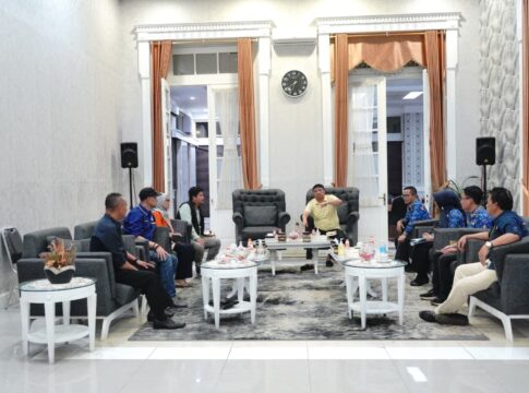 Keterangan Foto : Suasana pertemuan koordinasi Pemkab Garut dengan F-Buminu Sarbumusi di Ruang Pamengkang, Jum'at (17/10/2025), membahas upaya pemulangan PMI ilegal asal Garut, Dini, dari Arab Saudi.
