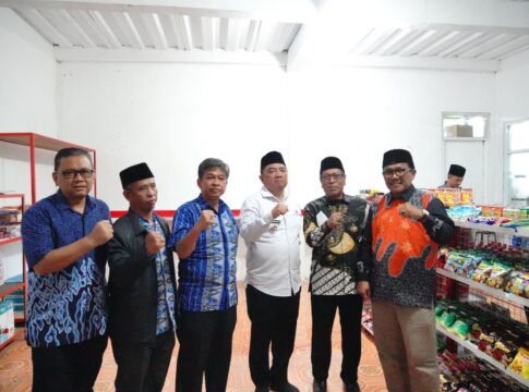 Keterangan Foto : Bupati Garut bersama jajaran pimpinan dan tokoh Muhammadiyah berfoto di dalam MUGATA Mini Mart usai peresmian, sebagai upaya dorongan peningkatan produktivitas dan ekonomi masyarakat, di SMK Muhammadiyah, Kecamatan Garut Kota, Sabtu (18/10/2025).