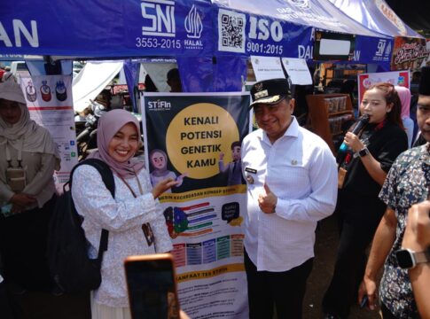 Keterangan Foto: Bupati Garut, Abdusy Syakur Amin membuka resmi Roadshow Pelayanan Terpadu dan Festival Jajanan Pedas (FEDAS) di Halaman Kantor Kecamatan Cisurupan, Kabupaten Garut, Sabtu (18/10/2025). Kegiatan ini menjadi wadah bagi pemerintah daerah untuk mendekatkan layanan publik dan menggerakkan sektor ekonomi kreatif.
