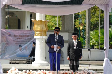Keterangan Foto : Bupati Garut, Abdusy Syakur Amin memimpin Upacara Peringatan Hari Santri Tahun 2025 di Lapangan Otto Iskandar Dinata, Garut Kota, Rabu (22/10/2025). Dalam kesempatan tersebut, Bupati menyampaikan duka cita mendalam atas musibah yang menimpa 67 santri di Sidoarjo.