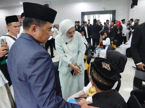 Keterangan Foto : Bupati Garut Abdusy Syakur Amin dan Wakil Bupati Putri Karlina turut hadir dalam Sidang Isbat Nikah di Aula Kejaksaan Negeri Garut, Rabu (22/10/2025). Sidang ini memastikan 19 pasangan resmi tercatat negara.