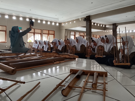 Ketfot: Santriwati Ponpes Darul Arqam Garut berlatih alat musik tradisional (Angklung), menunjukkan perhatian pesantren tidak hanya pada akademik dan agama, tetapi juga pada seni, budaya, dan pengembangan life skill santri.