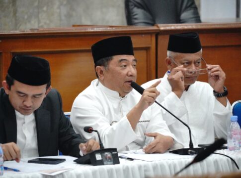 Keterangan Foto: Bupati Garut, Abdusy Syakur Amin (tengah), menyampaikan sambutan dalam audiensi dengan Forum Pondok Pesantren (FPP) Kabupaten Garut di Ruang Rapat Paripurna DPRD Garut, Rabu (22/10/2025). Dalam pertemuan tersebut, Pemkab dan DPRD Garut sepakat memberikan bantuan sebesar Rp1,5 Miliar bagi pondok pesantren sebagai kado Hari Santri Nasional.