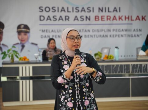 Keterangan Foto: Wakil Bupati Garut, Putri Karlina (tengah, mengenakan kacamata), memberikan arahan saat membuka kegiatan Sosialisasi Nilai Dasar ASN Berakhlak di Aula Dinas Sosial Kabupaten Garut, Kamis (23/10/2025). Wabup Putri Karlina menegaskan pentingnya kedisiplinan dan integritas, serta mengingatkan seluruh Aparat Sipil Negara (ASN) bahwa jalur yang ditempuh adalah jalur pengabdian, bukan berorientasi pada profit. Kegiatan ini berfokus pada 