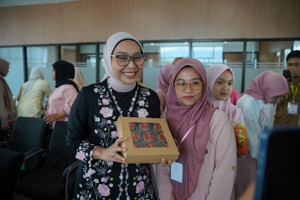 Keterangan Foto Wakil Bupati Garut, Putri Karlina Berfoto dengan peserta Pelatihan Keterampilan Story Telling dan Pitching