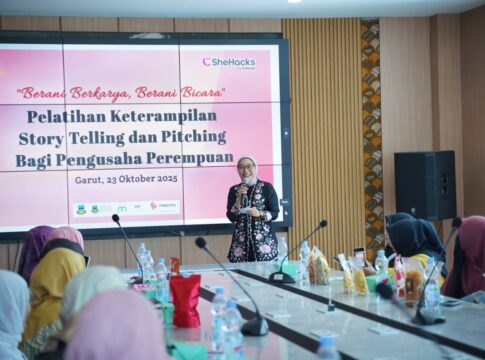 Keterangan Foto Wakil Bupati Garut, Putri Karlina, membuka Pelatihan Keterampilan Story Telling dan Pitching bagi pelaku usaha perempuan di Aula Mal Pelayanan Publik (MPP) Garut, Kamis (23/10/2025). Pelatihan ini bertujuan membekali wirausahawan dengan kemampuan komunikasi strategis untuk menarik investor.
