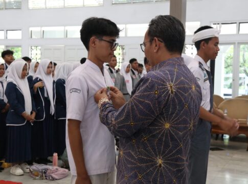 Keterangan Foto : Momen pelantikan Forum OSIS Jawa Barat Wilayah 11 Generasi ke-13 di Gedung Pendopo Garut, Minggu (26/10/2025). Pelantikan ini dirangkai dengan kegiatan One Day Training (ODT) yang diikuti oleh hampir 400 pelajar dan mendapat apresiasi dari Pemkab Garut sebagai bekal pengembangan diri dan kepemimpinan generasi penerus bangsa. Keterangan Foto : Momen pelantikan Forum OSIS Jawa Barat Wilayah 11 Generasi ke-13 di Gedung Pendopo Garut, Minggu (26/10/2025). Pelantikan ini dirangkai dengan kegiatan One Day Training (ODT) yang diikuti oleh hampir 400 pelajar dan mendapat apresiasi dari Pemkab Garut sebagai bekal pengembangan diri dan kepemimpinan generasi penerus bangsa.