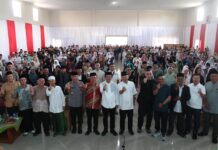 Kodim 0611/Garut Gelar Lomba Tahfidz Quran se-Jawa Barat, Siapkan Hadiah Umrah untuk Hafidz Terbaik Keterangan Foto: ASDA I Kabupaten Garut, Bambang Hafidz bersama Dandim 0611/Garut, Letkol Inf Andrik Fachrizal berfoto bersama para panitia dan 425 peserta saat Pembukaan Lomba Tahfidz Quran Se-Jawa Barat di Aula Graha Kodim 0611/Garut, Minggu (26/10/2025). Lomba ini diharapkan memotivasi generasi muda untuk mencintai dan mengamalkan Al-Quran.