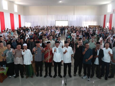Keterangan Foto: ASDA I Kabupaten Garut, Bambang Hafidz bersama Dandim 0611/Garut, Letkol Inf Andrik Fachrizal berfoto bersama para panitia dan 425 peserta saat Pembukaan Lomba Tahfidz Quran Se-Jawa Barat di Aula Graha Kodim 0611/Garut, Minggu (26/10/2025). Lomba ini diharapkan memotivasi generasi muda untuk mencintai dan mengamalkan Al-Quran. Keterangan Foto: ASDA I Kabupaten Garut, Bambang Hafidz bersama Dandim 0611/Garut, Letkol Inf Andrik Fachrizal berfoto bersama para panitia dan 425 peserta saat Pembukaan Lomba Tahfidz Quran Se-Jawa Barat di Aula Graha Kodim 0611/Garut, Minggu (26/10/2025). Lomba ini diharapkan memotivasi generasi muda untuk mencintai dan mengamalkan Al-Quran.