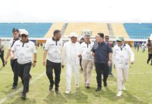 Gubernur Jabar Buka Liga 4 Piala Gubernur di Garut, Hadirkan Semangat Baru Sepak Bola Amatir Keterangan Foto: Menpora/Ketua Umum PSSI Erick Thohir (kemeja biru dongker) berjalan bersama Gubernur Jawa Barat Dedi Mulyadi (setelan putih) dan Bupati Garut Abdusy Syakur Amin (kaos PSSI putih) saat meninjau lapangan Stadion Sepakbola Dalem Bintang SOR RAA Adiwijaya, Garut, Minggu (26/10/2025). Kunjungan ini dilakukan dalam rangka Pembukaan Kejuaraan Sepakbola Liga 4 Seri 1 dan Seri 2 Piala Gubernur Jawa Barat Tahun 2025, sebuah ajang yang diharapkan dapat mendorong ekonomi lokal dan UMKM Garut.