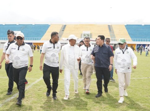 Keterangan Foto: Menpora/Ketua Umum PSSI Erick Thohir (kemeja biru dongker) berjalan bersama Gubernur Jawa Barat Dedi Mulyadi (setelan putih) dan Bupati Garut Abdusy Syakur Amin (kaos PSSI putih) saat meninjau lapangan Stadion Sepakbola Dalem Bintang SOR RAA Adiwijaya, Garut, Minggu (26/10/2025). Kunjungan ini dilakukan dalam rangka Pembukaan Kejuaraan Sepakbola Liga 4 Seri 1 dan Seri 2 Piala Gubernur Jawa Barat Tahun 2025, sebuah ajang yang diharapkan dapat mendorong ekonomi lokal dan UMKM Garut. Keterangan Foto: Menpora/Ketua Umum PSSI Erick Thohir (kemeja biru dongker) berjalan bersama Gubernur Jawa Barat Dedi Mulyadi (setelan putih) dan Bupati Garut Abdusy Syakur Amin (kaos PSSI putih) saat meninjau lapangan Stadion Sepakbola Dalem Bintang SOR RAA Adiwijaya, Garut, Minggu (26/10/2025). Kunjungan ini dilakukan dalam rangka Pembukaan Kejuaraan Sepakbola Liga 4 Seri 1 dan Seri 2 Piala Gubernur Jawa Barat Tahun 2025, sebuah ajang yang diharapkan dapat mendorong ekonomi lokal dan UMKM Garut.