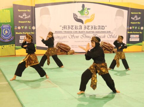 Keterangan Foto: Aksi Pesilat Muda dari Perguruan Silat Sinar Pusaka Putra menampilkan keindahan gerak seni ibing pencak silat dalam Pasanggiri  Keterangan Foto: Aksi Pesilat Muda dari Perguruan Silat Sinar Pusaka Putra menampilkan keindahan gerak seni ibing pencak silat dalam Pasanggiri