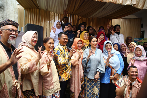Keterangan Foto: Potret kebersamaan antara Himpunan Wastraprema (HWP) dengan perajin dan pemerintah daerah di Kampung Batik Paledang, Garut, Kamis (30/10/2025). Momen ini menjadi titik tolak pengenalan Batik Garutan yang baru saja ditetapkan sebagai WBTB, menuju panggung global. Keterangan Foto: Potret kebersamaan antara Himpunan Wastraprema (HWP) dengan perajin dan pemerintah daerah di Kampung Batik Paledang, Garut, Kamis (30/10/2025). Momen ini menjadi titik tolak pengenalan Batik Garutan yang baru saja ditetapkan sebagai WBTB, menuju panggung global.